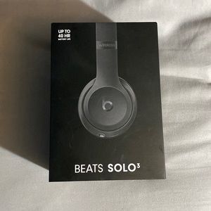 Beats Solo 3. Practically new, only used 3 times. Bought 6 months don’t get use.